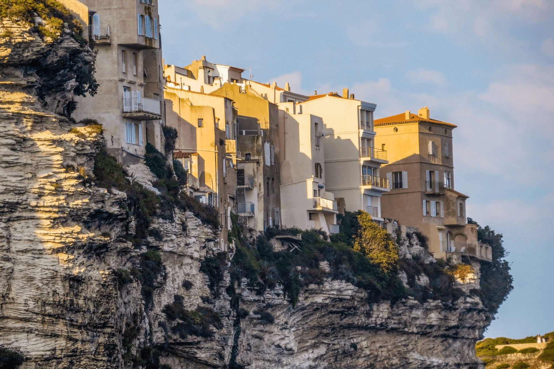 Maisons perchées sur les falaises de Bonifacio dominant la mer