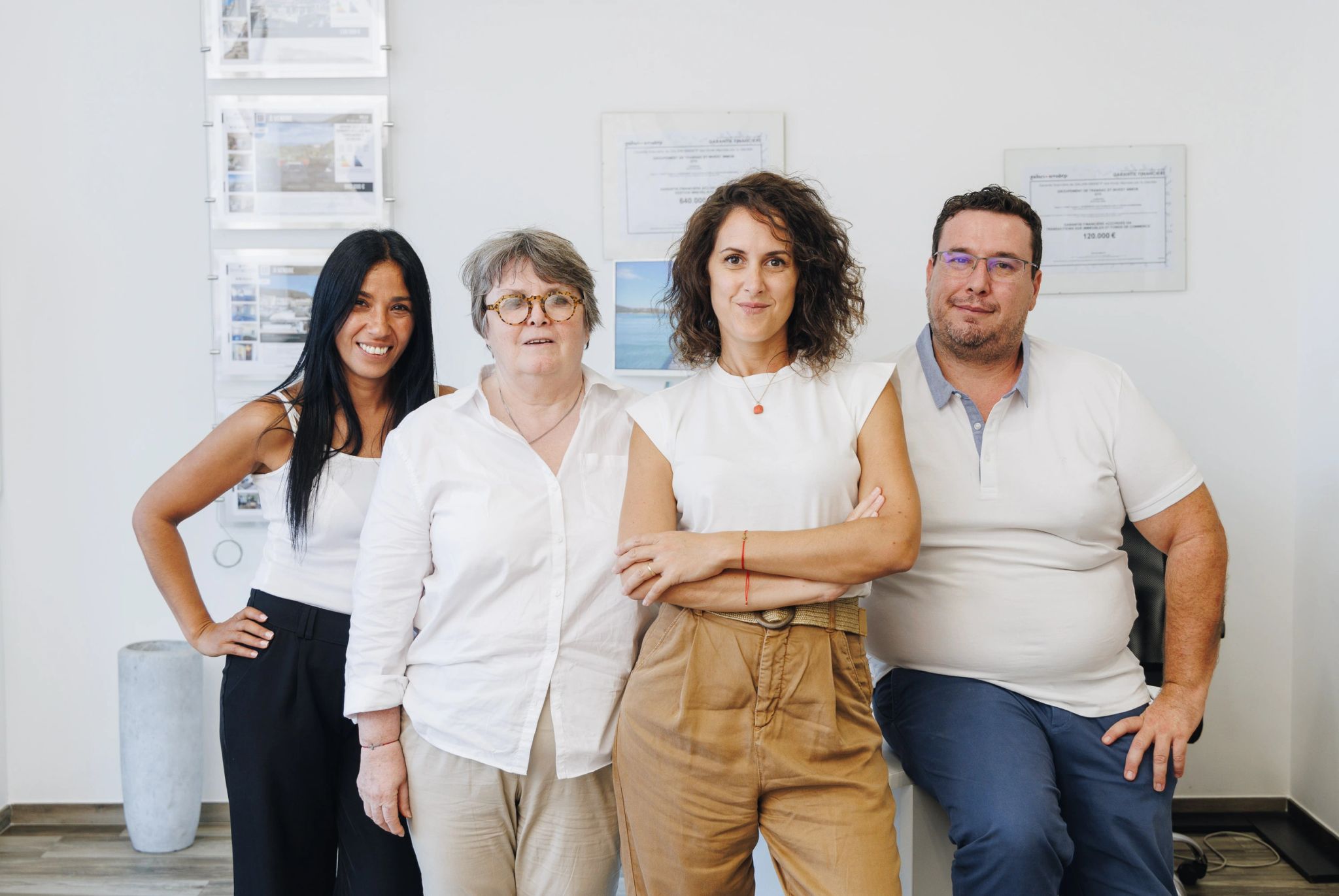 Équipe d'agents immobiliers de GTI immobilier posant ensemble dans les locaux de l’agence 