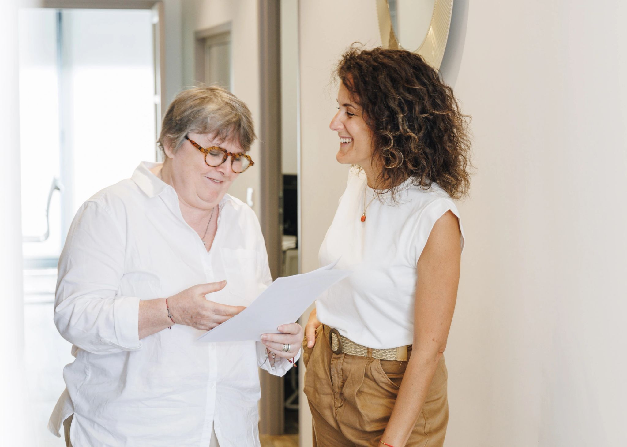 Agents immobiliers de GTI discutent au bureau 