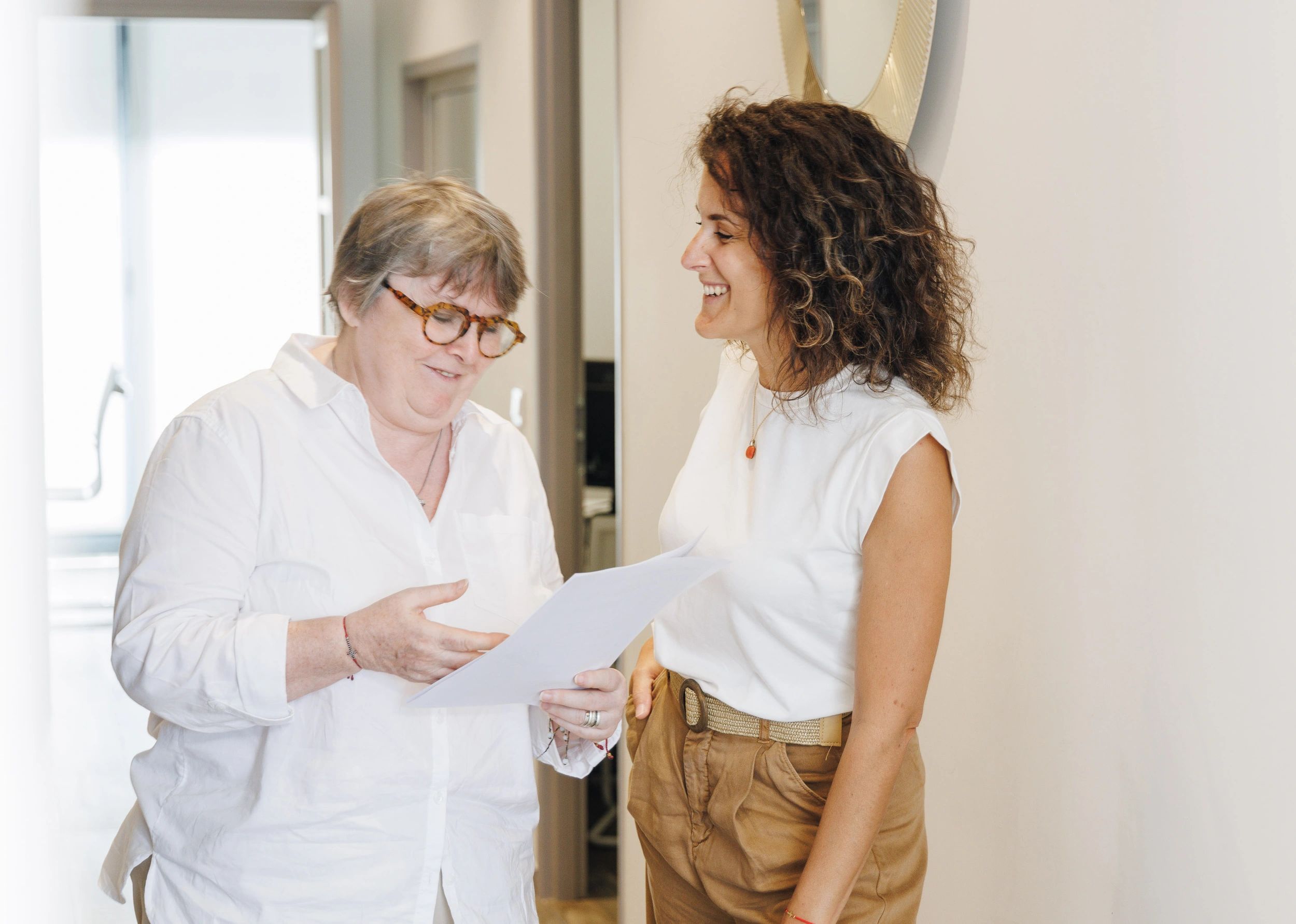 Agents immobiliers de GTI discutent au bureau 