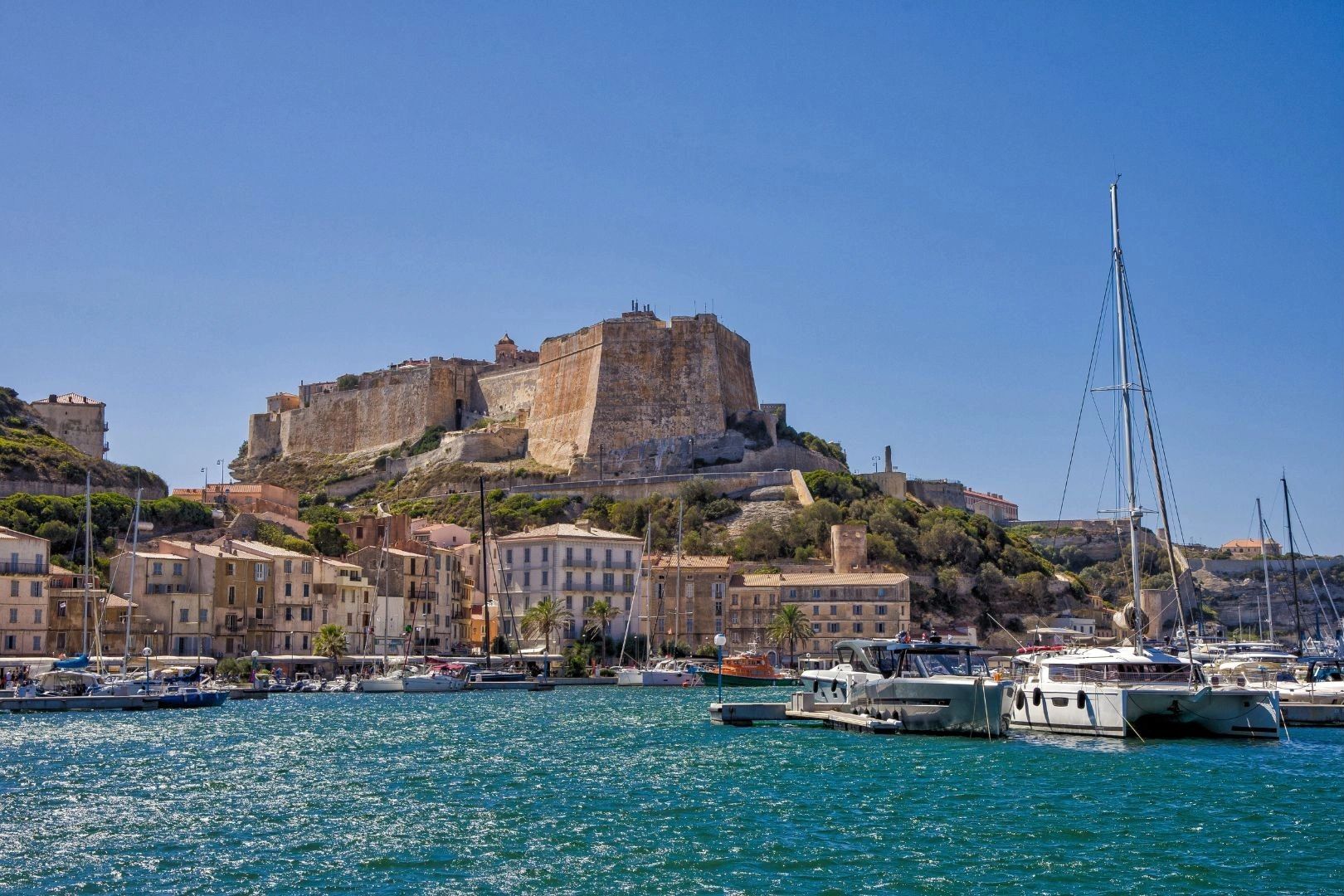 Citadelle de Bonifacio surplombant le port avec voiliers amarrés