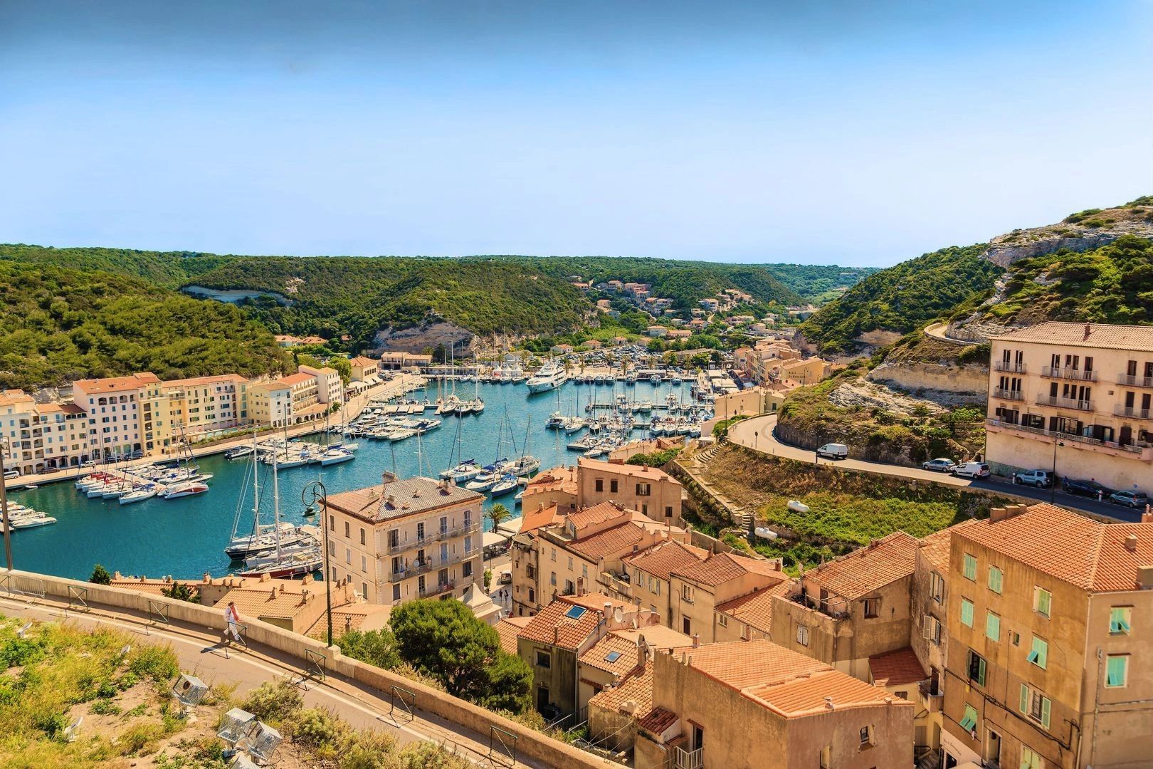 Vue aérienne du port de Bonifacio et des maisons bâties au bord des falaises