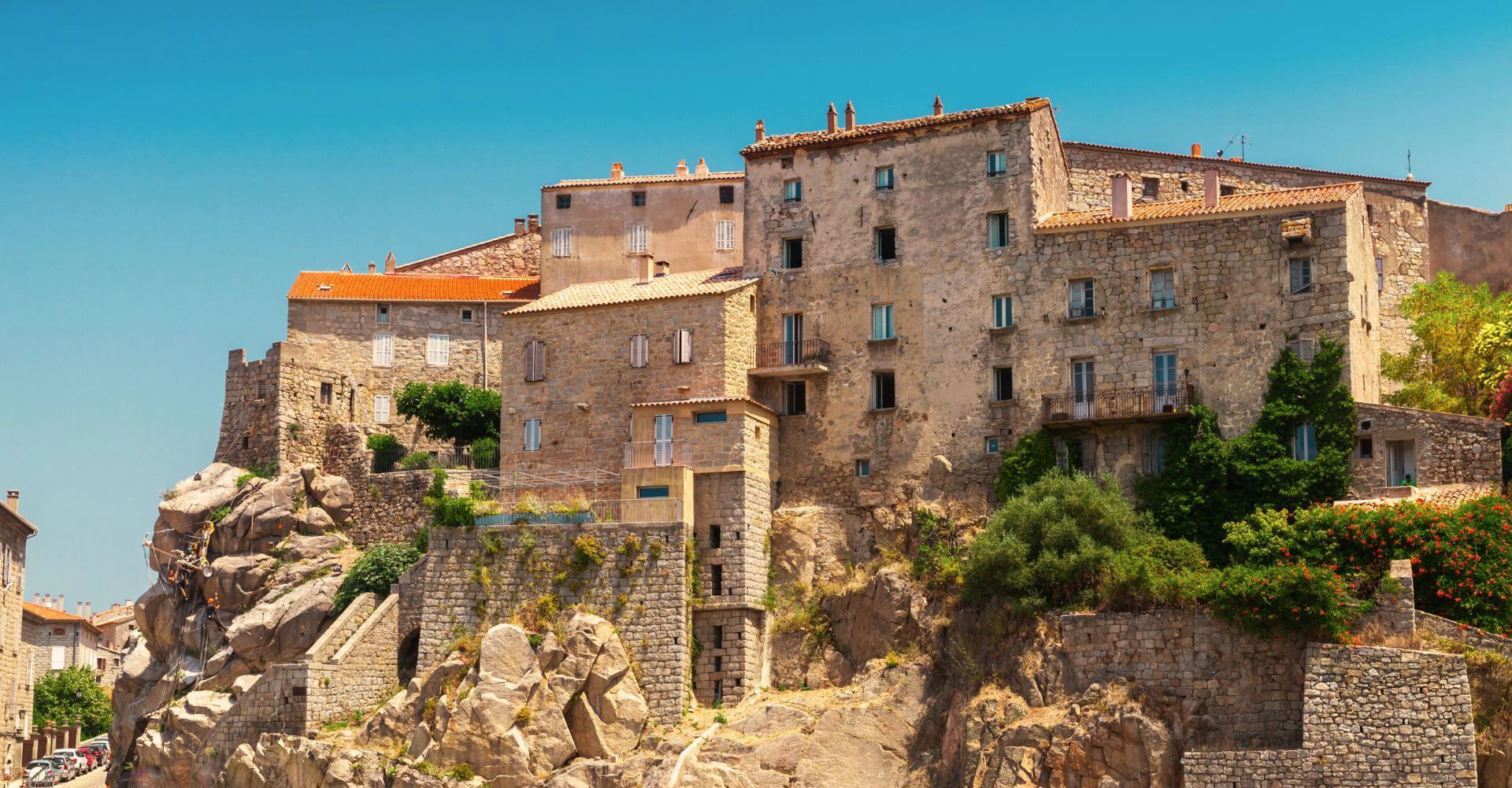 Maisons en pierre du village de Sartène perchées sur les hauteurs