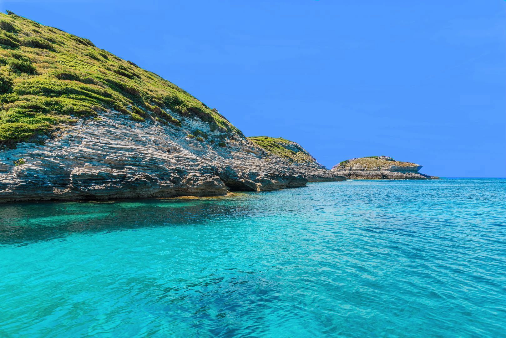 Pointe rocheuse entourée d’une mer turquoise près de Bonifacio