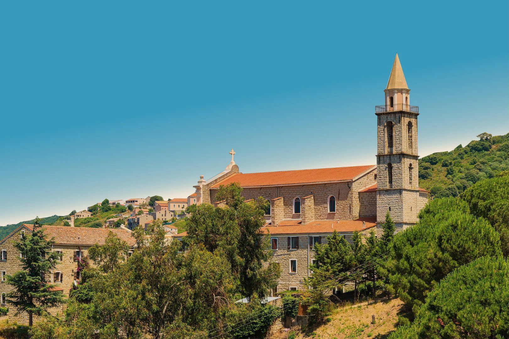 Église et maisons anciennes au cœur du village de Sartène