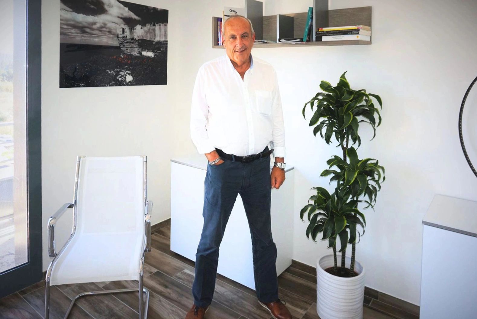 Le fondateur de GTI immobilier Jean-Paul Baciocchi debout dans un bureau moderne