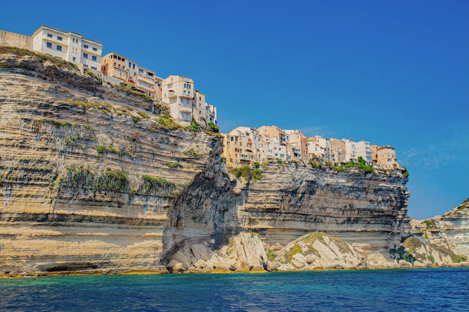 Maisons perchées sur les falaises de Bonifacio dominant la mer