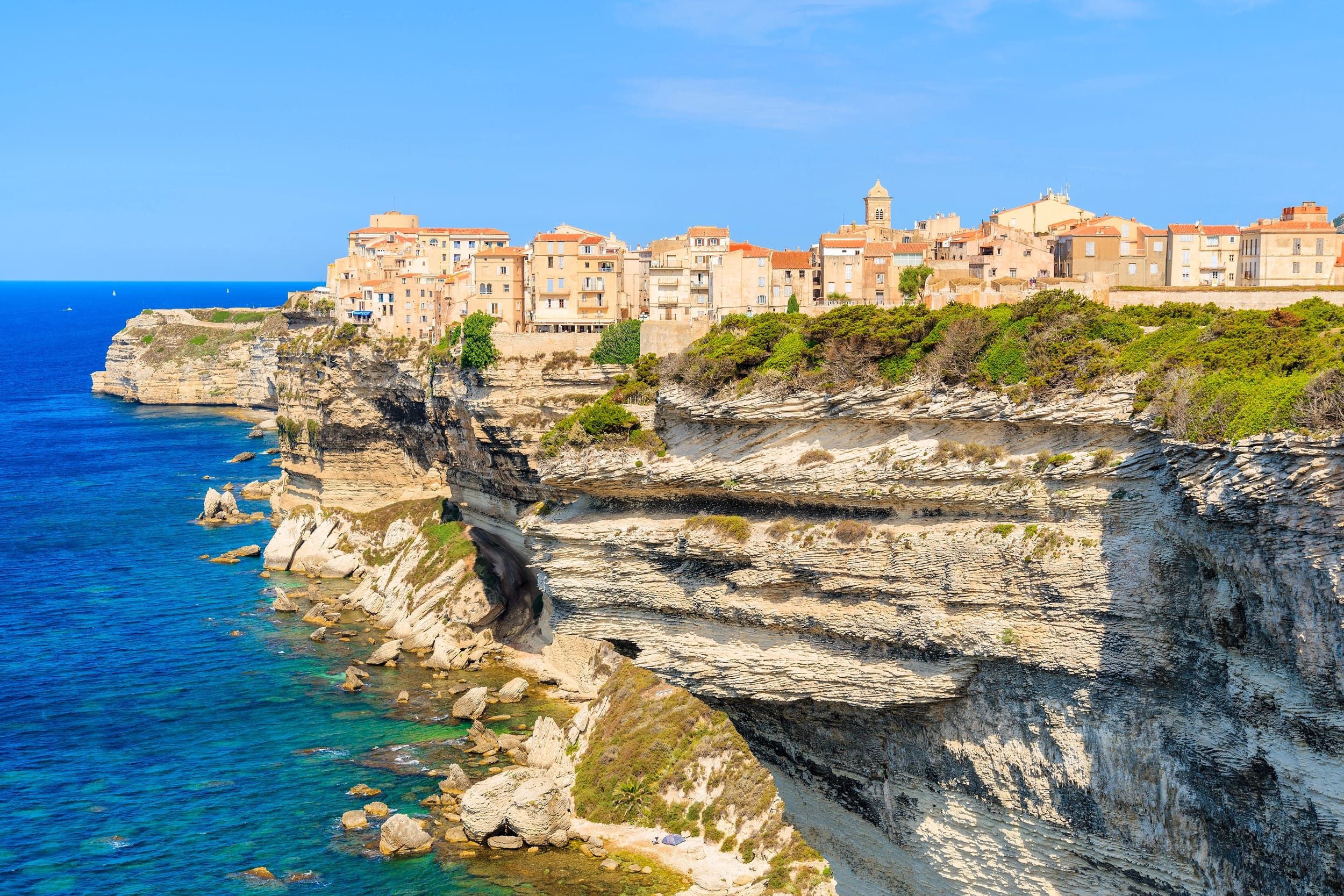 Maisons perchées sur les falaises de Bonifacio dominant la mer