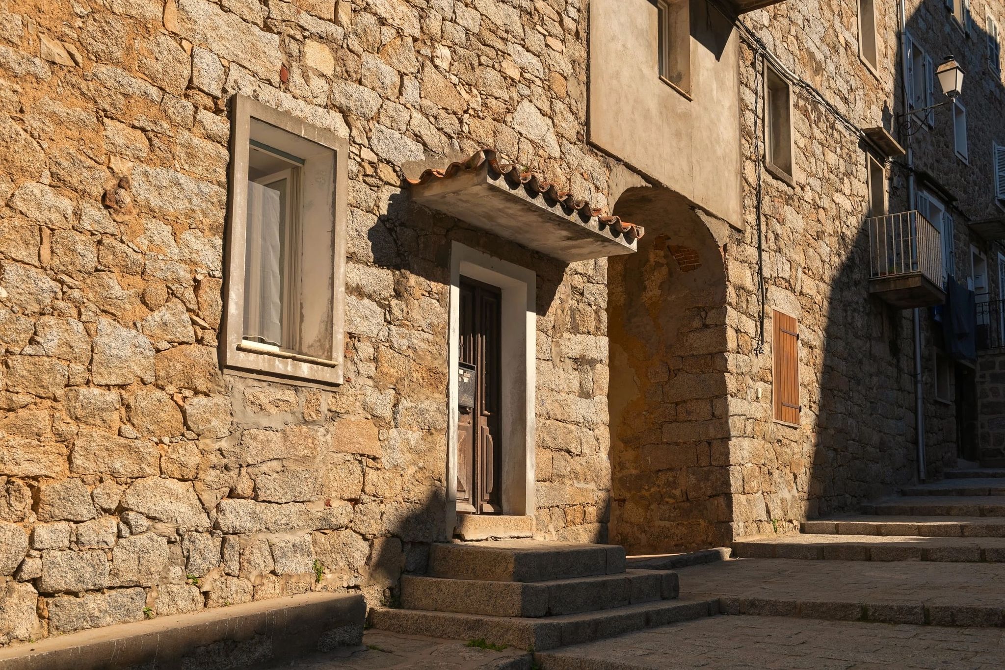 Façade en pierre d’un bâtiment ancien dans la vieille ville de Bonifacio
