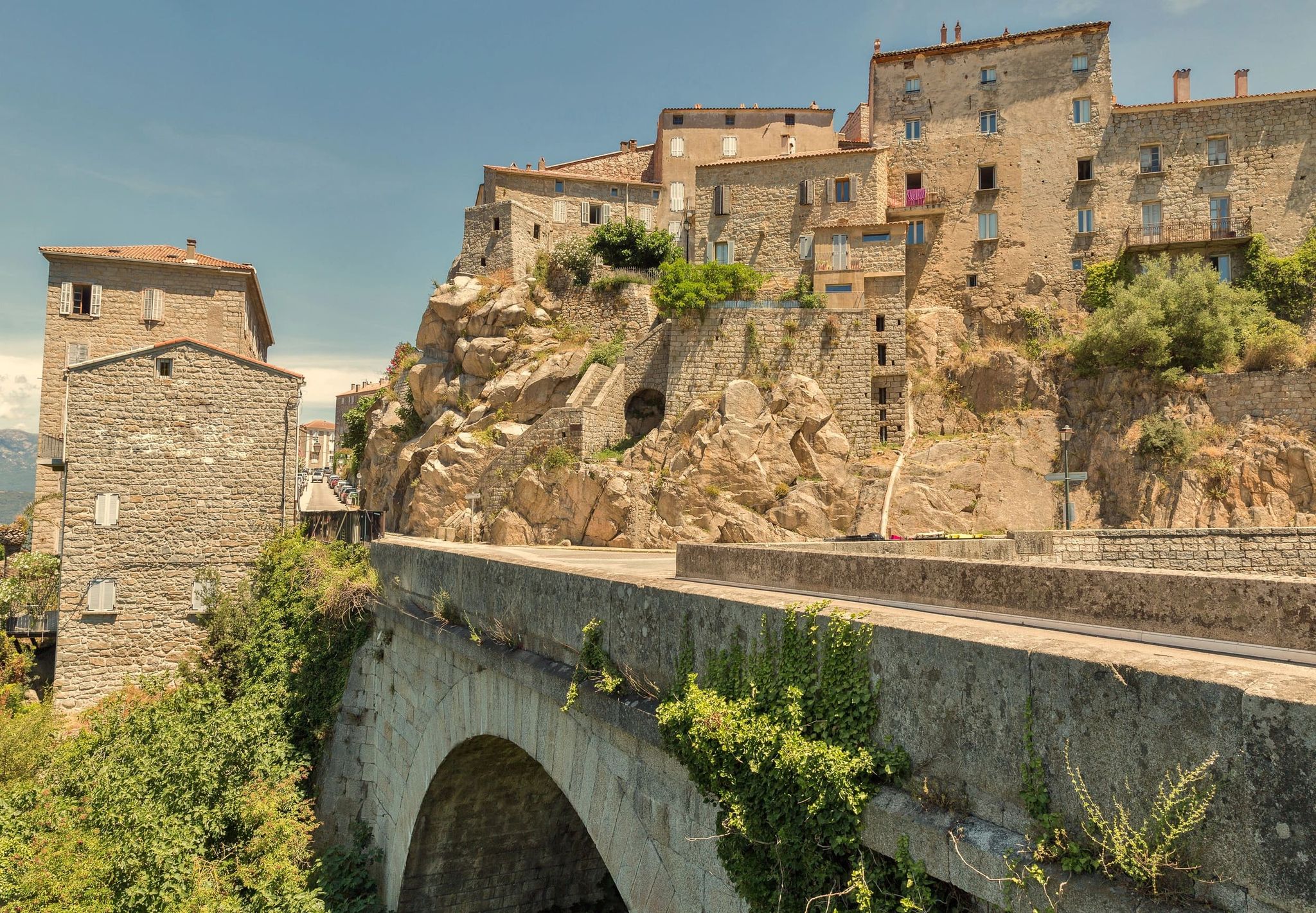 Pont de pierre menant à un village perché dans l’arrière-pays corse