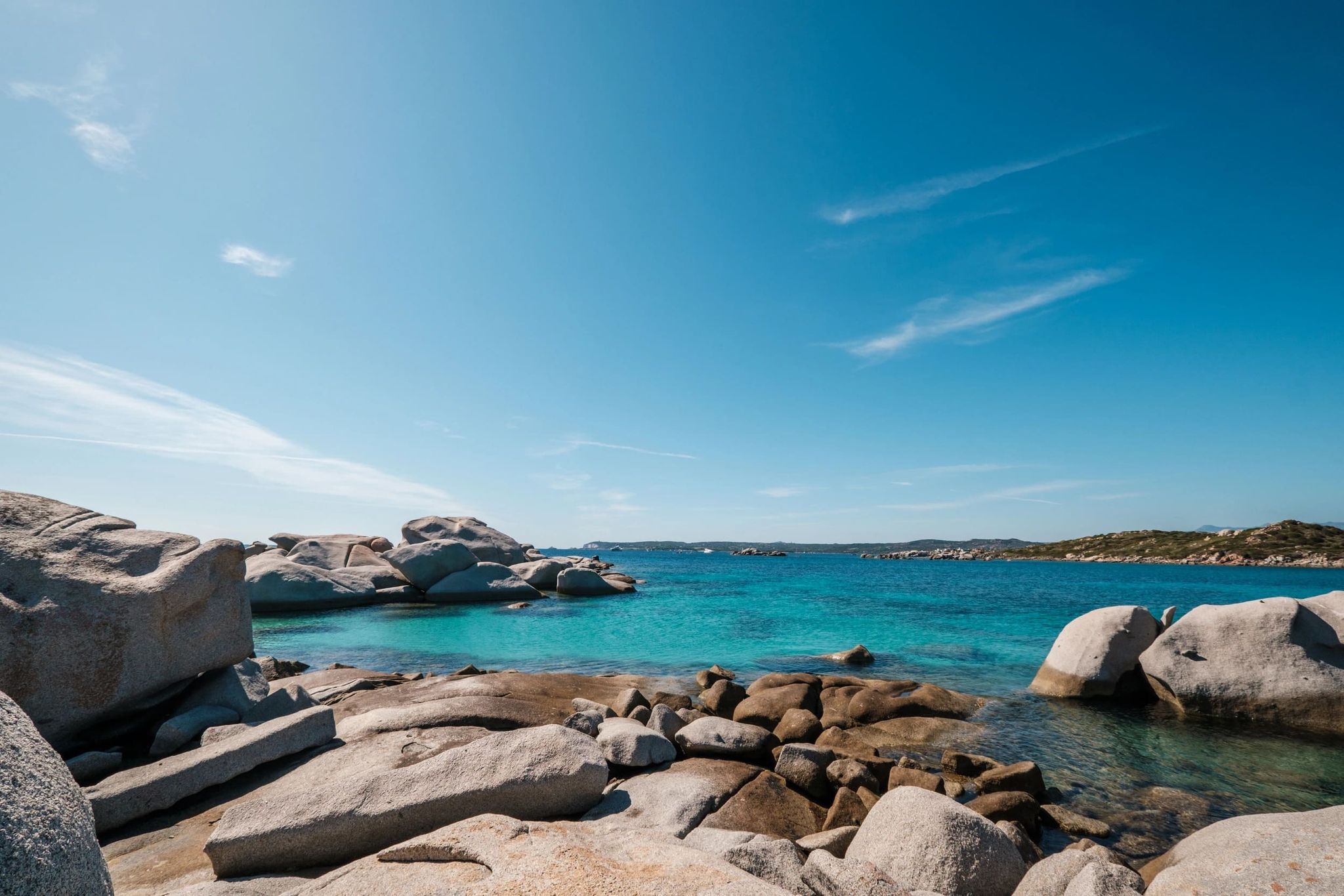 Rochers granitiques sur une plage aux eaux turquoise en Corse du Sud