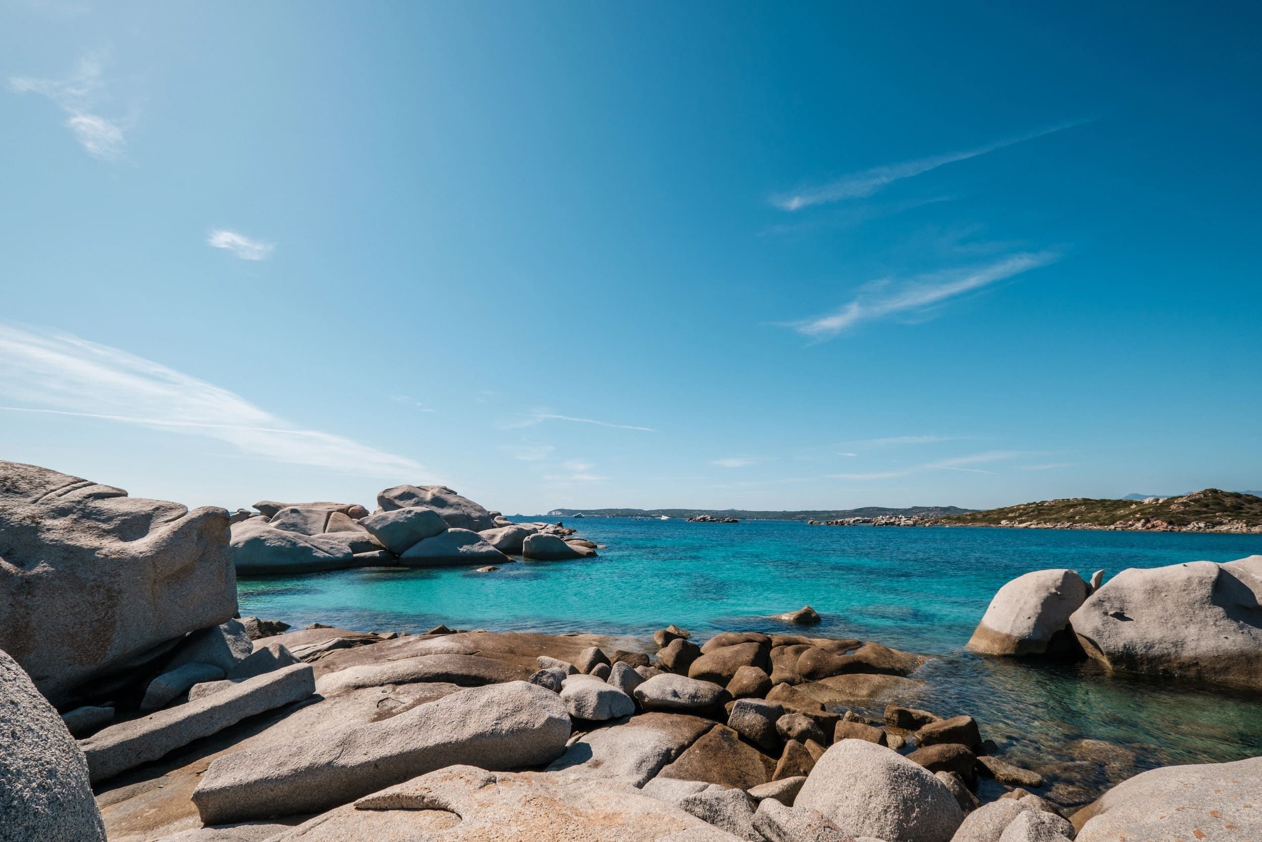 Rochers granitiques sur une plage aux eaux turquoise en Corse du Sud
