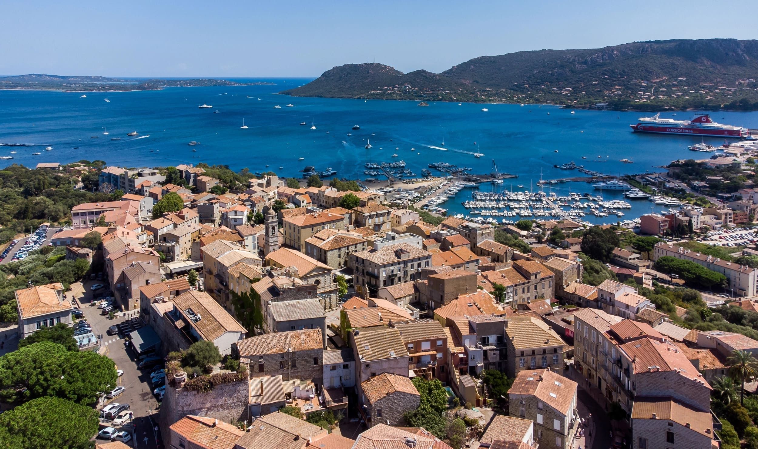 Vue aérienne de Porto-Vecchio avec ses toits, le port et le golfe