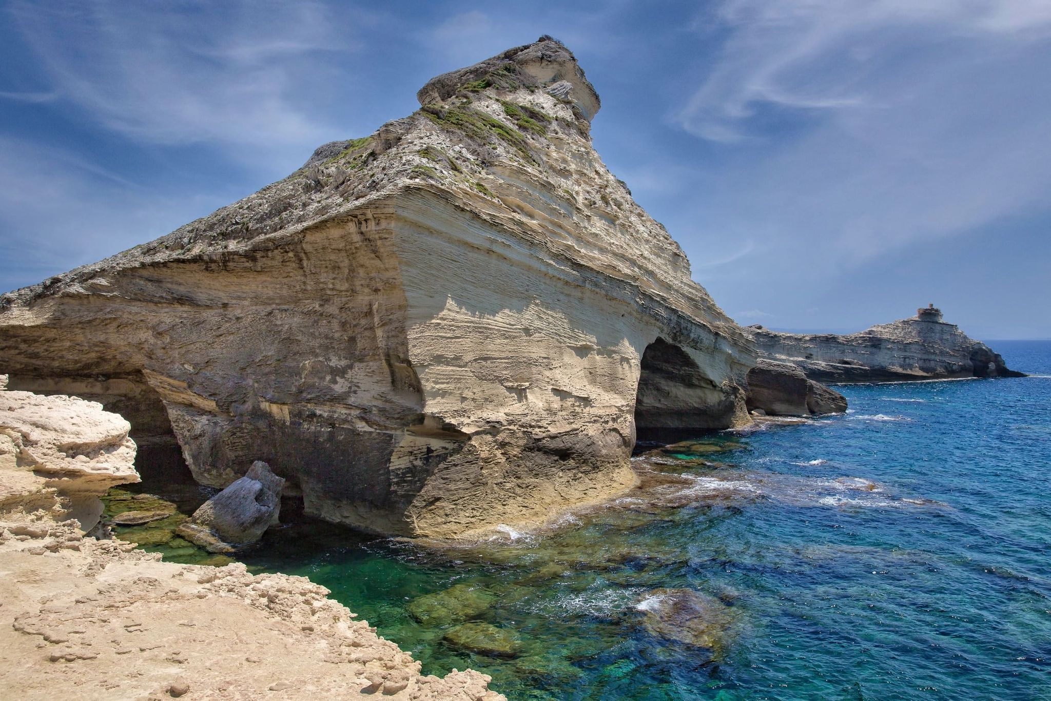 Formation rocheuse sculptée par l’érosion au bord de la mer à Bonifacio