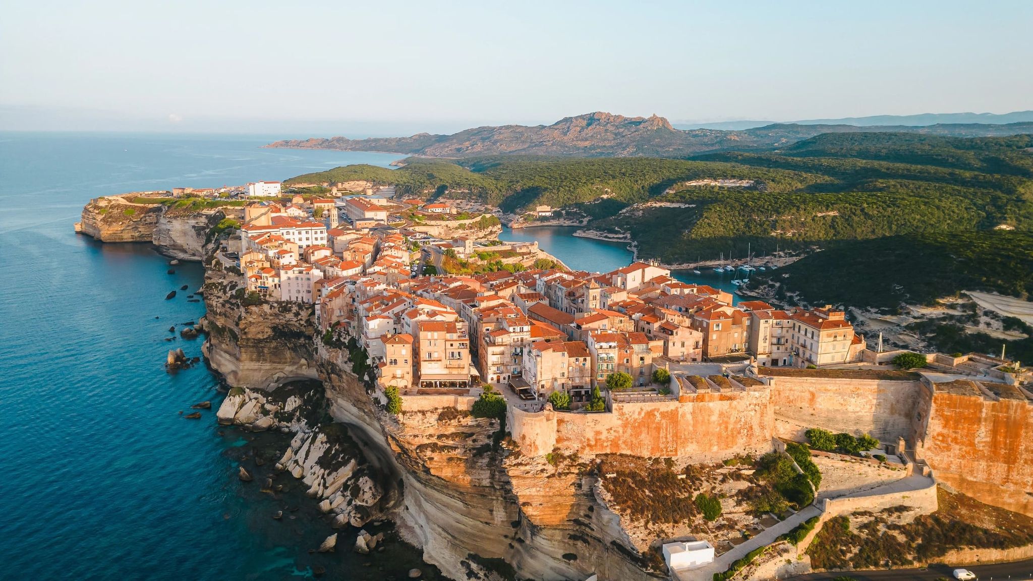 Vue aérienne de Bonifacio avec ses maisons en bord de falaise et la mer