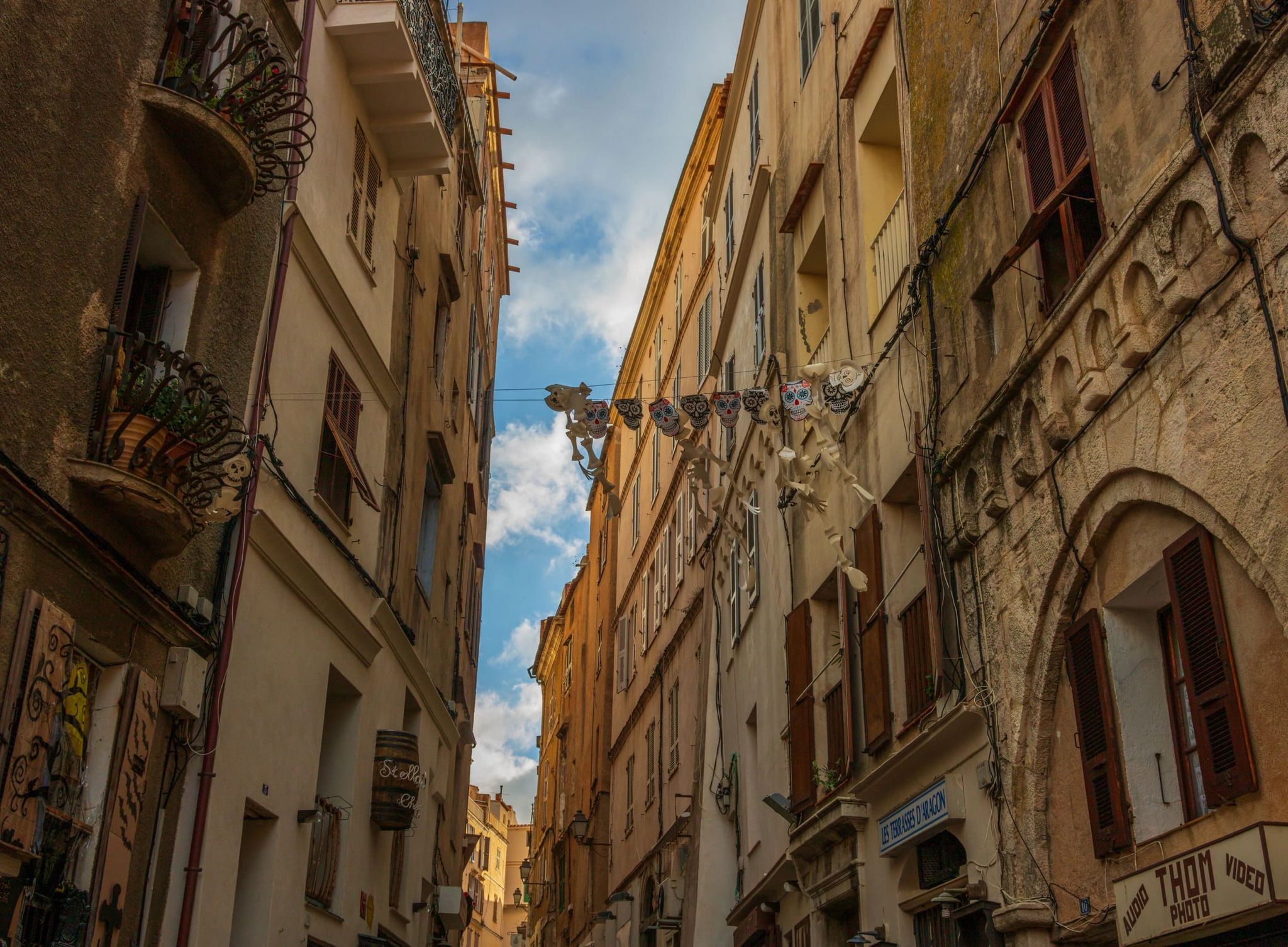 Rue étroite du centre historique de Bonifacio avec façades en pierre et volets traditionnels