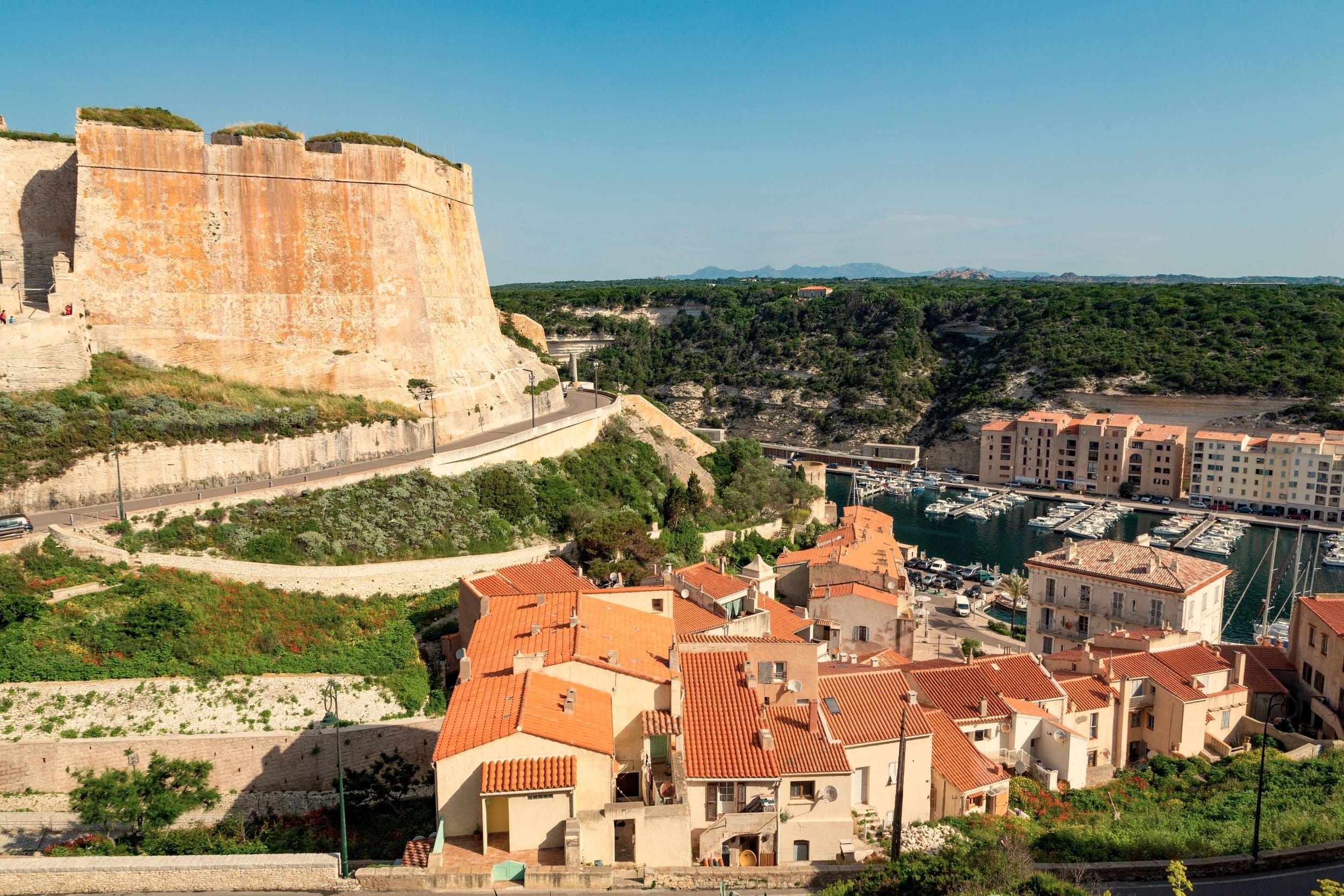 Vue sur la citadelle de Bonifacio et les toits des maisons au bord des falaises