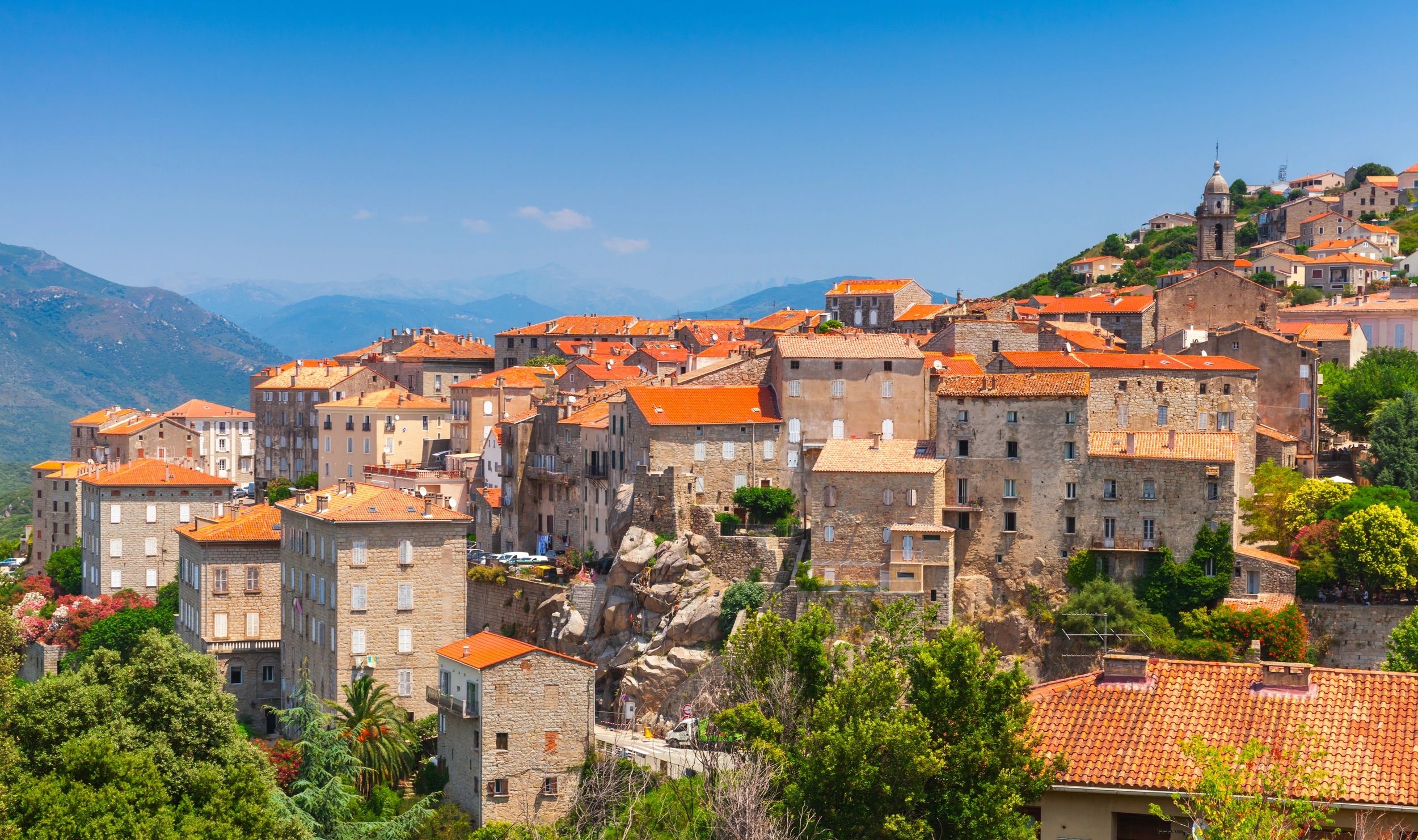 Vue sur la vieille ville de Bonifacio perchée au bord des falaises 