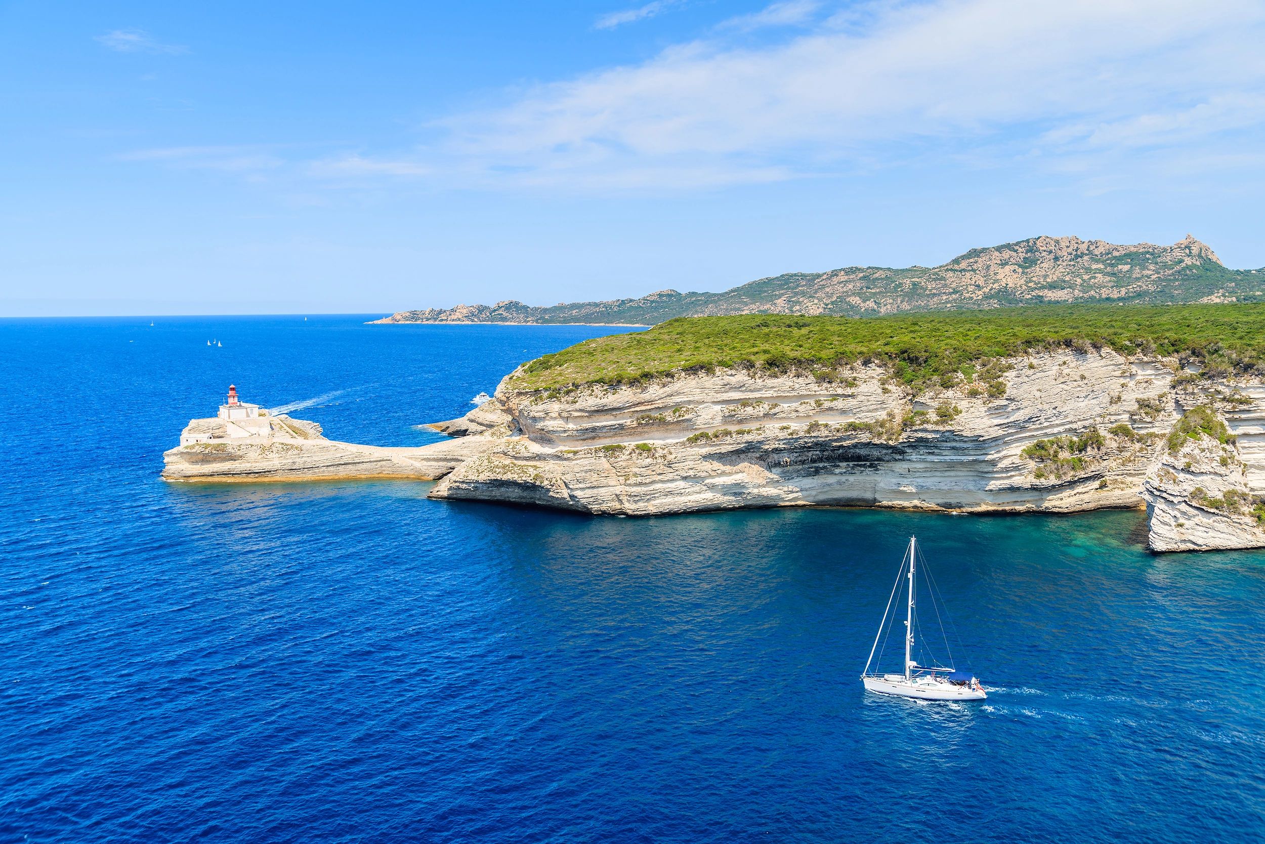Falaises calcaires de Bonifacio et mer turquoise en contrebas 