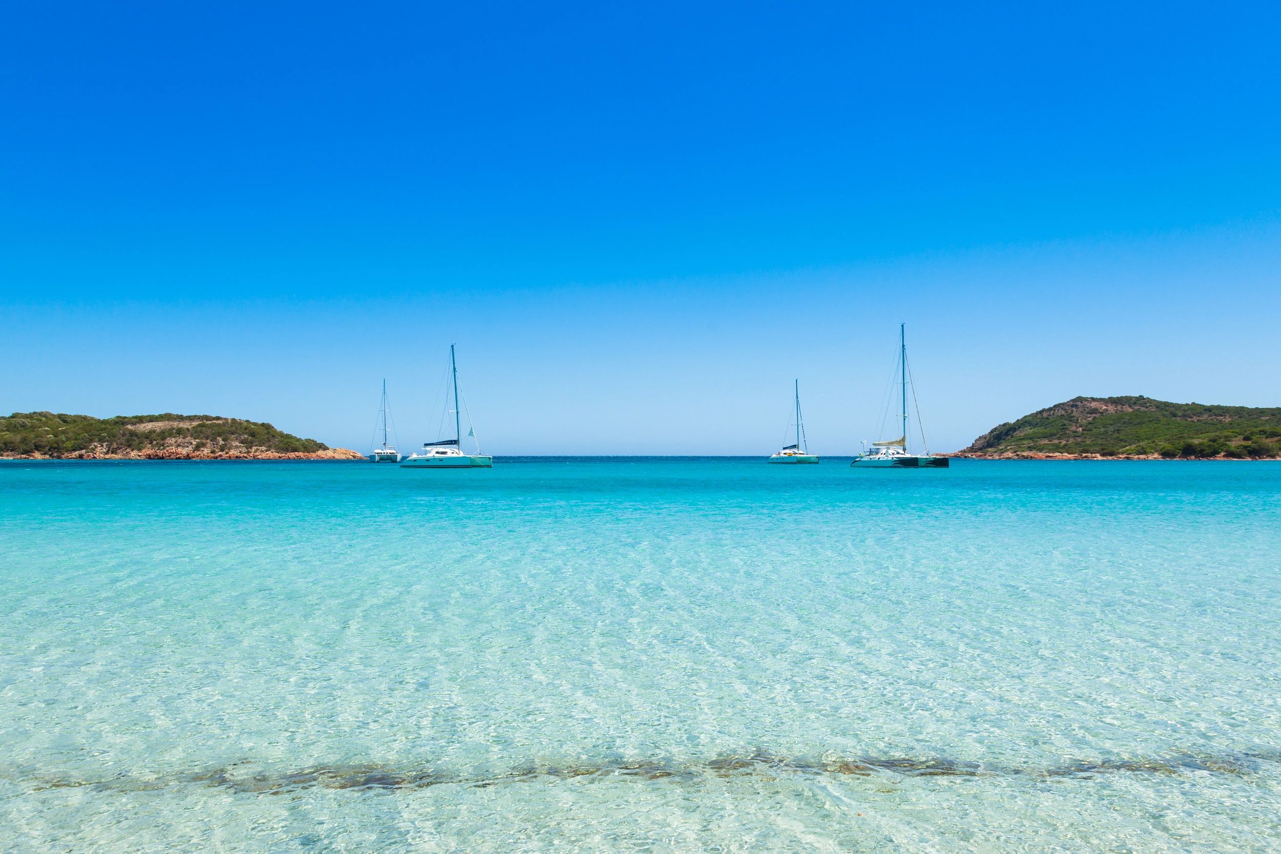 Plage de sable blanc et eau transparente dans le sud de la Corse 
