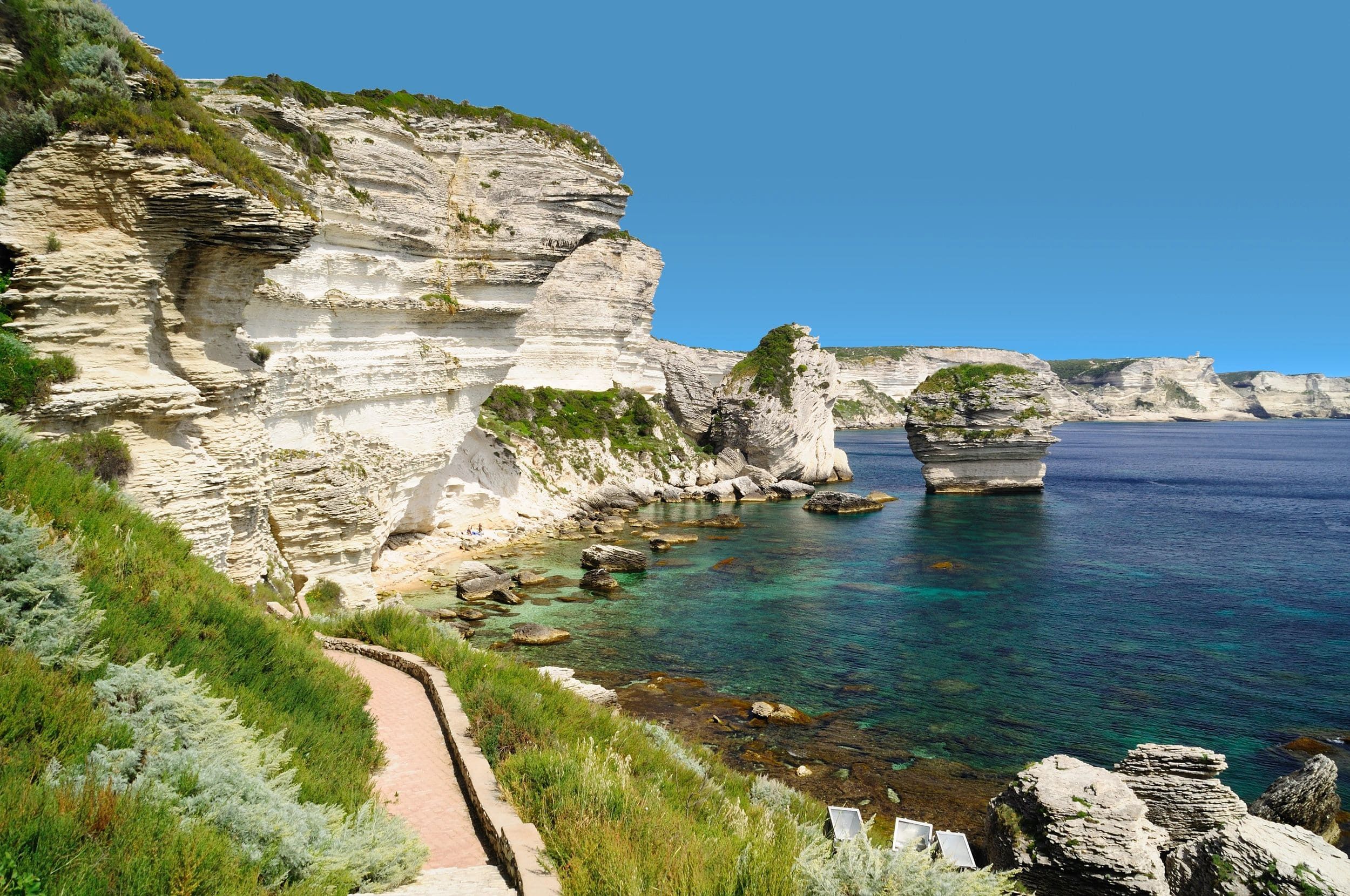 Sentier longeant les falaises blanches de Bonifacio au bord de la mer