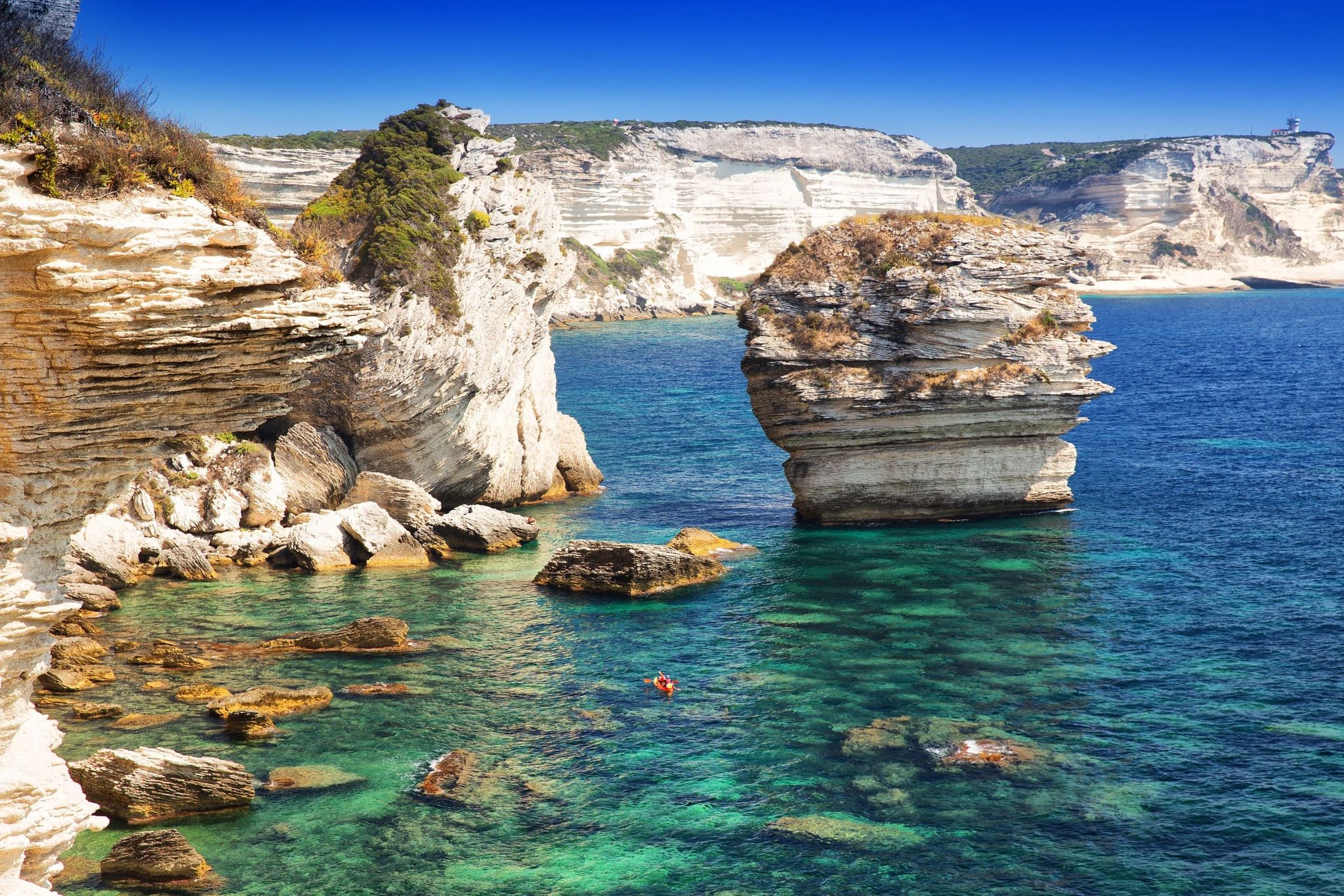 Falaises blanches de Bonifacio plongeant dans une mer turquoise