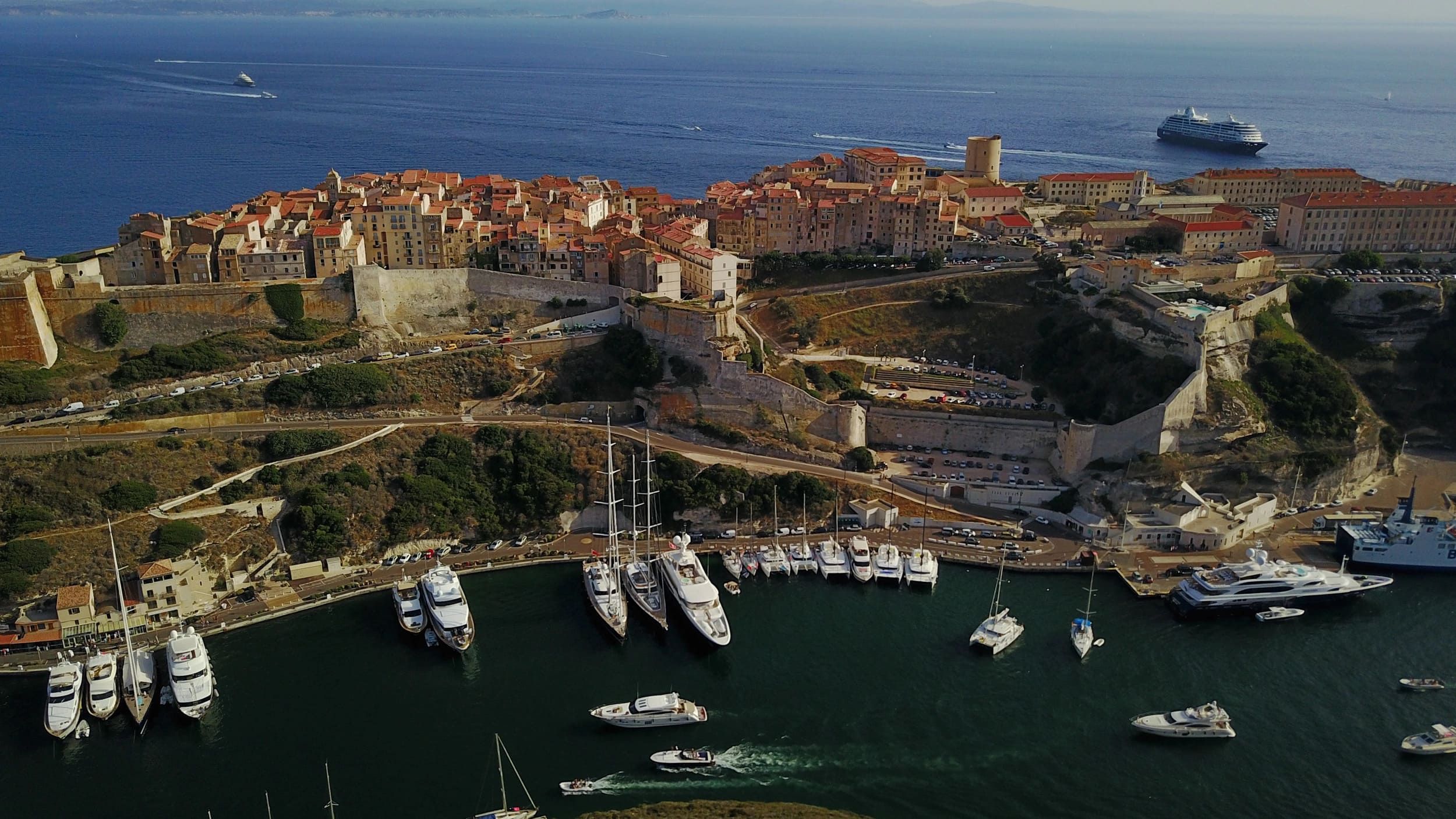 Vue aérienne de la citadelle de Bonifacio et de son port